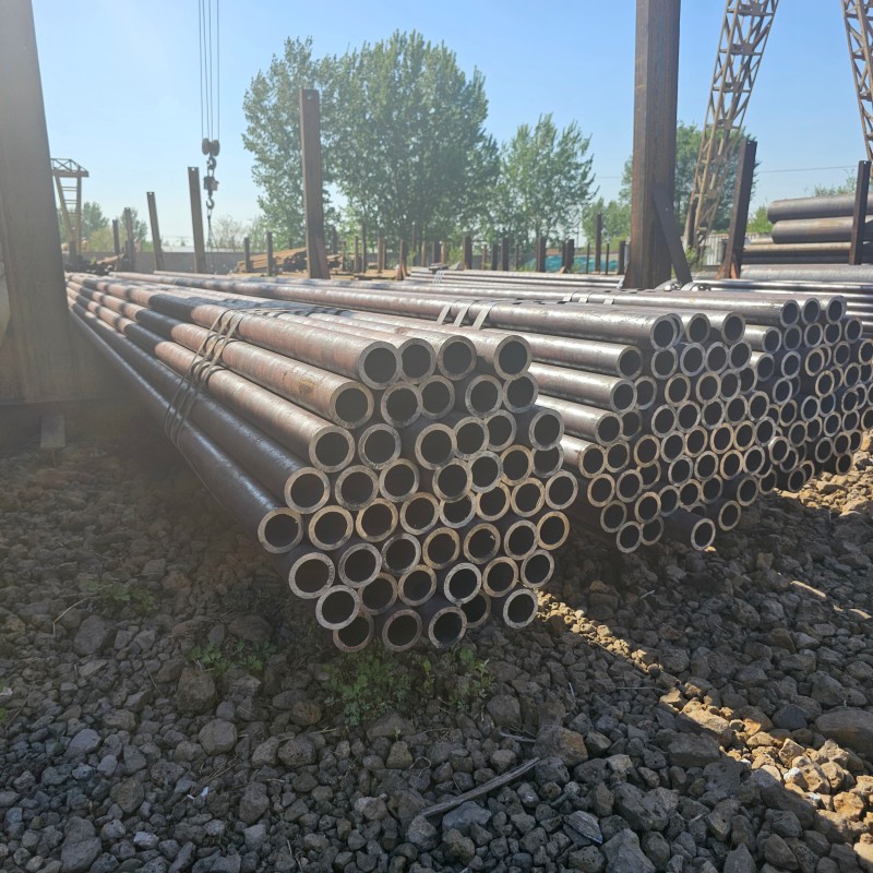 Safety-engineered Enduring Reliability Round Section Seamless Steel Pipe for Construction (2).jpg